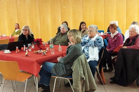 Veranstaltungsraum mit festlich geschm&uuml;ckten Tischen