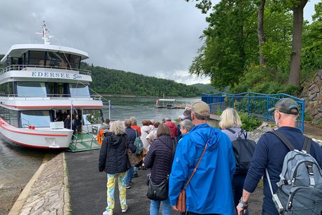 Menschen auf dem Weg zum Einsteigen ins Schiff