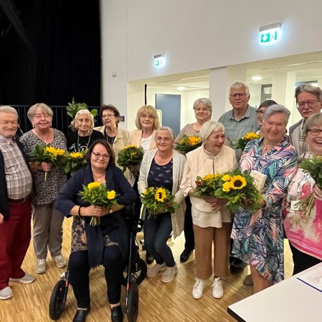 Gruppenfoto des Vorstands des OV Wuppertal SÜD-OST. Die Frauen mit Sonnenblumensträußen in den Händen.