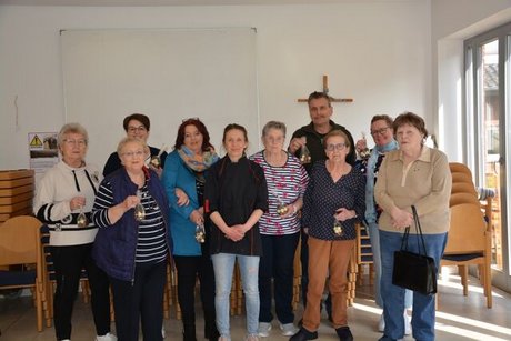 Gruppenfoto der Seminarteilnehmerinnen und - teilnehmer im Pfarrsaal.