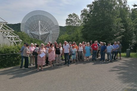 Gruppenbild OV Sistig, im Hintergrund steht das Radioteleskop