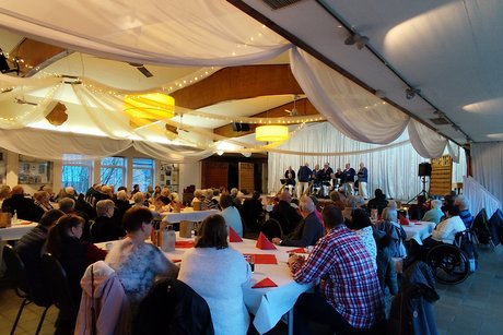 Jahresendfeier 2025 auf der Bühne der Chor mit 15 Personen