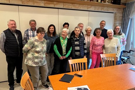 Vorstand Gruppenbild des Vorstandes(vor den Personen stehen Tische und Stühle)