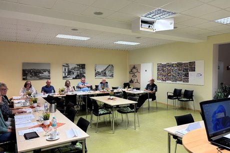 Menschen hören ein Vortrag