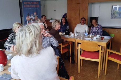 Treffen und Austausch bei Kaffee und Kuchen