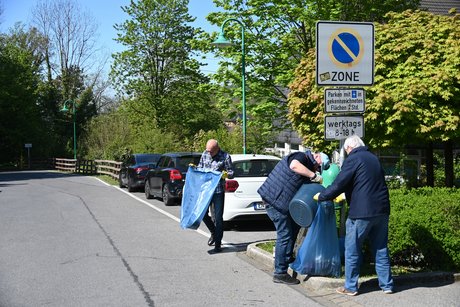 Flei&szlig;ige Helfer beim M&uuml;llsammeln