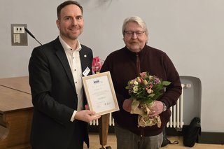 Prof. Dr. Matthias Meißner, Vorsitzender des Ortsverbands, überreichte Wolgang Fuß die silberne Treuenadel für 10 Jahre Mitgliedschaft.