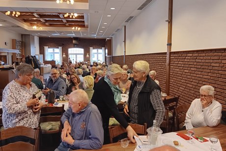 Der gut mit G&auml;sten gef&uuml;llte Saal Pooth