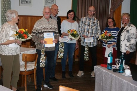 Die 6 anwesenden Jubilare erhalten Nadel, Urkunde und Blumenstrau&szlig; bzw. 1 Flasche Wein