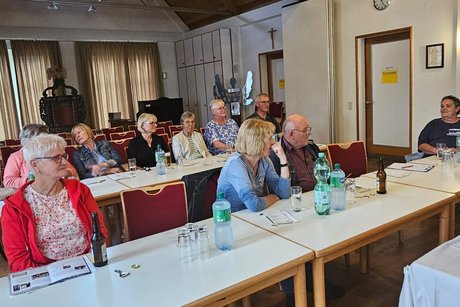 Gespannt hören die Mitglieder zu