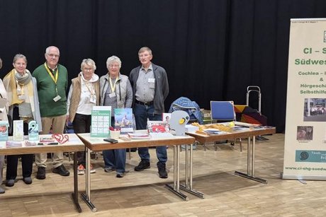 Das Bild zeigt die Vertreter einer Hörgeschädigten-Selbsthilfegruppe am Messestand