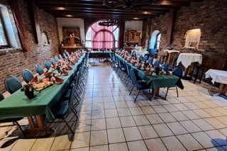 Wie jedes Jahr feierte der VdK Ortsverband Kaarst in Johnens Tenne mit seinen Mitgliedern das Weihnachtsfest. Familie Johnen sorgte für unser leibliches Wohl, Nachmittags mit Kuchen und Abends mit einen Festtagsessen. An dieser Stelle nochmals herzlichen Dank an Familie Johnen.