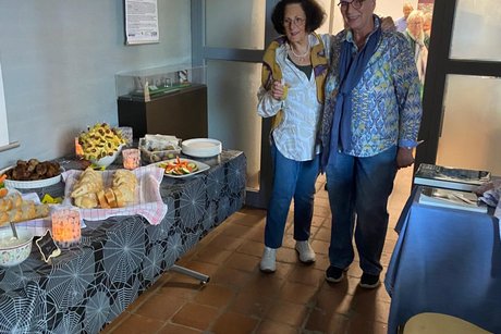 Besucher betreten den Raum