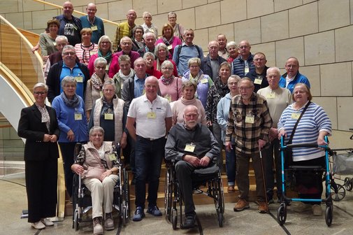 Die rund 40 Teilnehmer der Fahrt zum Landtag stellten sich gemeinsam mit MdL Anke Fuchs-Dreisbach zum Gruppenbild auf.