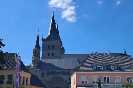 Kirche St. Viktor vom Marktplatz aus gesehen