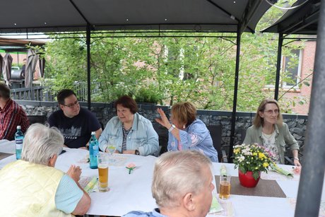 Grillnachmittag vom VdK Ortsverband Altendorf gemeinsam mit dem Ortsverband Borbeck. Ein Mann und zwei Frauen unterhalten sich.