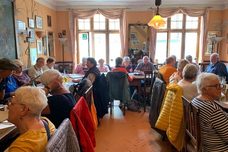 Menschen, die gemeinsam essen