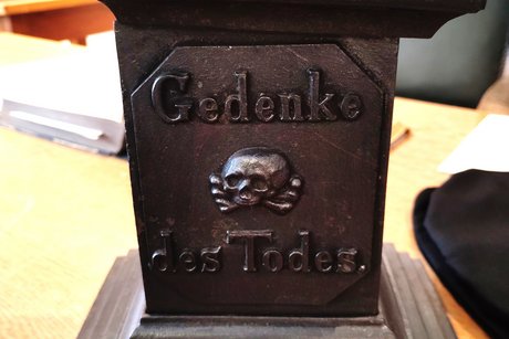 Ein Kreuz mit der Inschrift Gedenke des Todes