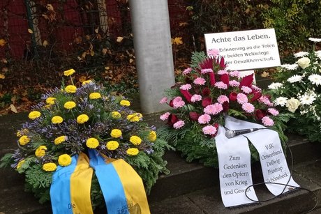 Kranzniederlegung zum Volkstrauertag in Dellwig. 2 Kränze.