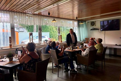 Jubilars- und Ehrenamts-Verleihung des VdK-Ortsverbandes Essen - Katernberg - Stoppenberg - Schonnebeck. Die ersten Teilnehmer sitzen an Tischen.