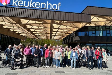 Das Bild zeigt die Reisegruppe des VdK Beckum vor dem Eingang des Keukenhof