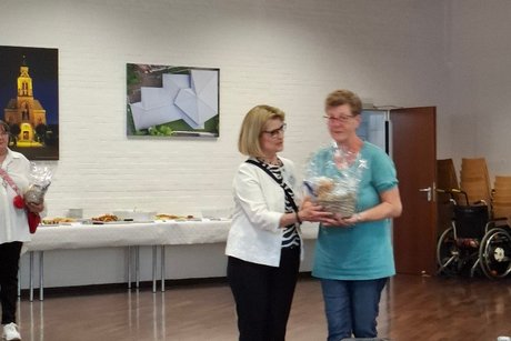 Quizwettbewerb: Anne Szymanowicz (Vorstand) mit Gewinnerin