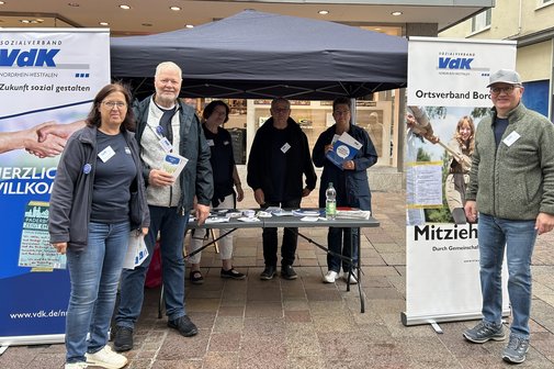 Standteam am Infostand Standteam am Infostand des VdK in der Westernstraße,