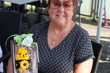 Frau mit Geschenk in der Hand.