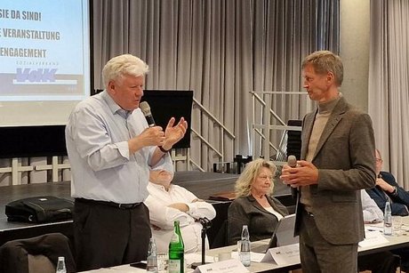 Zwei Männer mit Mikrofon im Gespräch