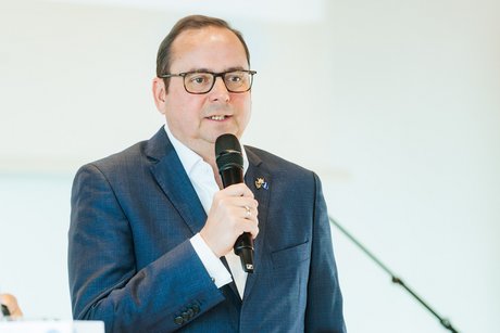 Thomas Kufen, Oberbürgermeister der Stadt Essen spricht in ein Mikrophon