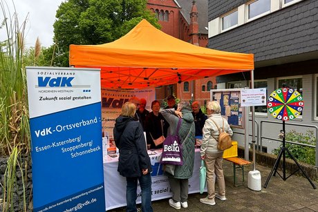 18. Essener Senioren-Infotag auf dem Katernberger Markt Mehrere Personen stehen am VdK-Stand und informieren sich.