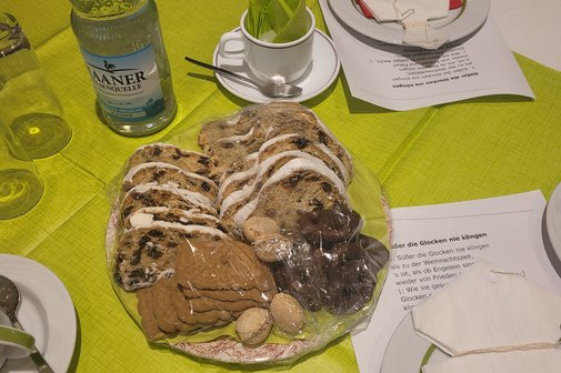 Man Sieht einen weihnachtlich Gedeckten Tisch mit Stollen und Lebkuchen