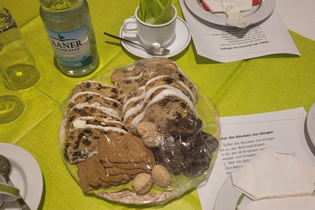 Auf einem gedeckten Tisch steht ein Teller mit Stollen