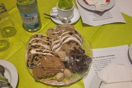 Man Sieht einen weihnachtlich Gedeckten Tisch mit Stollen und Lebkuchen