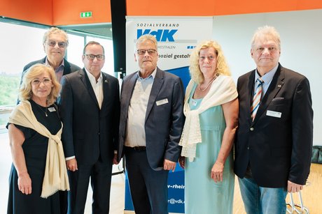 6 Personen stehen zusammen.