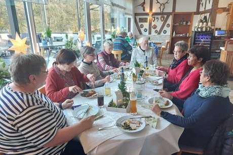 Grünkohlessen 2025 Zu sehen sind Teilnehmerinnen und Teilnehmer am Grünkohlessen des VdK Ortsverband Olpe im Restaurant Haus am Blauen See in Kessenhammer.