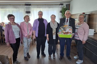 Foto von 5 Personen beim Abschied