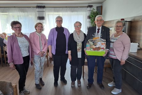 Foto von 5 Personen beim Abschied