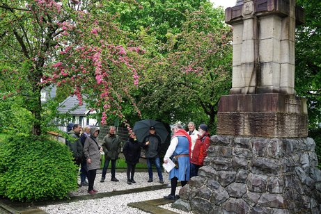 Menschen bei der Dorfführung in Gevelsber