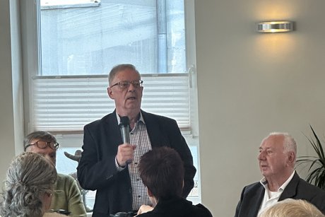 Der Vorsitzende redet zu den Gästen