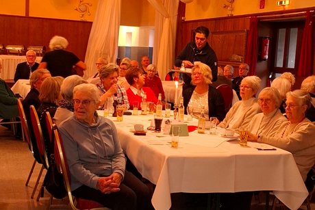 Mitgliederversammlung im weihnachtlichem Rahmen Mitgliederversammlung
