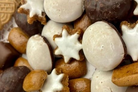 Festlich geschmückt und Weihnachtsgebäck