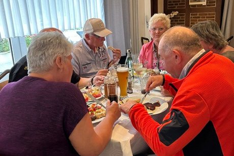 Im Saal beim genießen des Grillbuffet Im Saal beim genießen des Grillbuffet