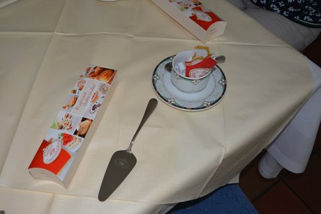 Auf einem Tisch liegt ein Tortenheber für jeden Teilnehmer als Gastgeschenk