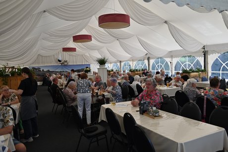Teilnehmer beim gemeinsamen Essen