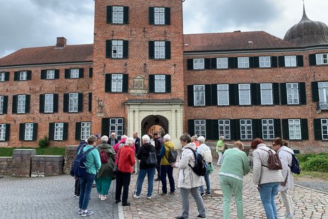 Schloss Eutin Menschen bei Stadtführung vor Schloss Eutin