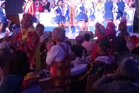 "Zesamme fiere - met Hätz rejiere" "Zesamme fiere - met Hätz rejiere"