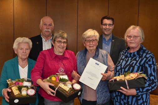 Der VdK-Vorsitzende Wolfgang Kölker (2.v.l.) und Bürgermeister Peter Vos (2.v.r.) gratulierten Paula Schröer (10 Jahre), Monika Daut (25 Jahre), Ursula Reckers (40 Jahre) und Theresia Hartken (25 Jahre) (v.l.) zu ihren Jubiläen.