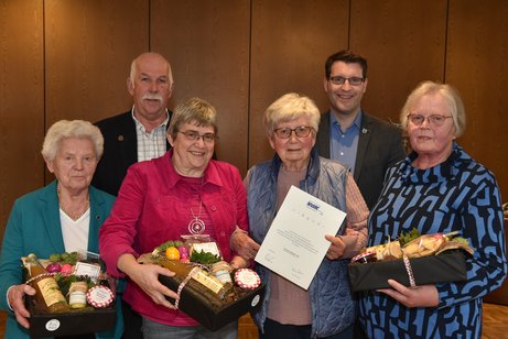 Der VdK-Vorsitzende Wolfgang Kölker (2.v.l.) und Bürgermeister Peter Vos (2.v.r.) gratulierten Paula Schröer (10 Jahre), Monika Daut (25 Jahre), Ursula Reckers (40 Jahre) und Theresia Hartken (25 Jahre) (v.l.) zu ihren Jubiläen.