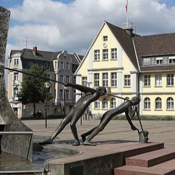 Wesseling: Alfons-Müller-Platz mit Zier-Brunnen und altem Rathaus..